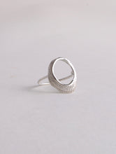 Load image into Gallery viewer, Oval Shell Ring