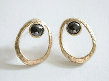 Load image into Gallery viewer, Black Diamond Oval Seashell Earrings
