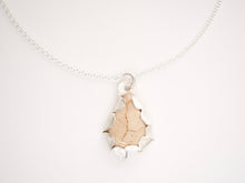 Load image into Gallery viewer, Agate and Silver Scalloped Pendant
