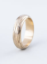 Load image into Gallery viewer, Soft Bark Wedding Band
